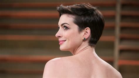 anne hathaway meztelenül|Izgató jelenetek: Anne Hathaway pucér mellekkel a cabrióban!